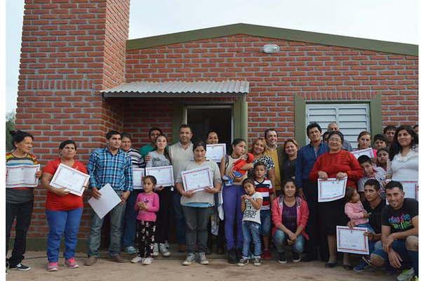 El Gobierno provincial entregoacute viviendas sociales en Moreno