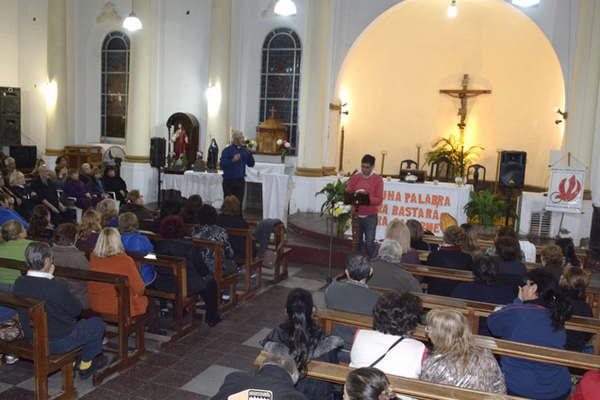 Predicador catoacutelico convocoacute a cientos de personas en San Joseacute