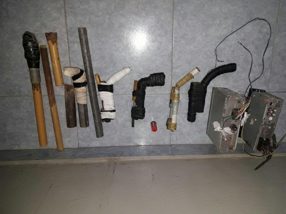 Atrapan a cuatro joacutevenes con tumberas