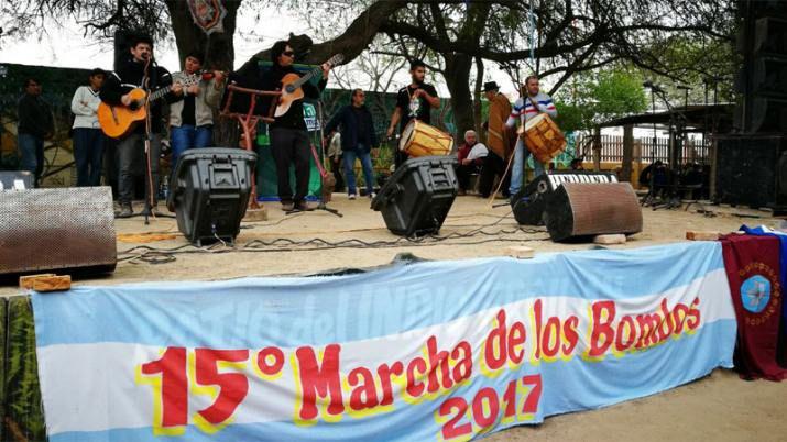 VIDEOS  Se vive a pleno la vigilia de la Marcha de los Bombos