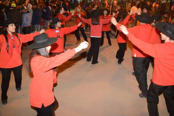 Una multitud participoacute de la tradicional vigilia de la 15ordf Marcha de los Bombos