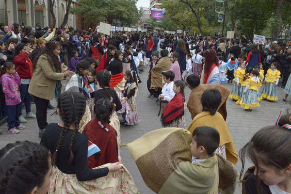 Cientos de bailarines coparon las calles ceacutentricas de Santiago