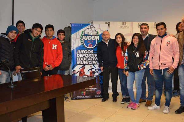 El intendente Mirolo anuncioacute los Primeros Juegos Deportivos Educativos Municipales bandentildeos