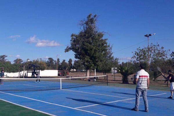 La comuna de la ciudad de Clodomira habilitaraacute su primera cancha puacuteblica de tenis en la plaza Belgrano