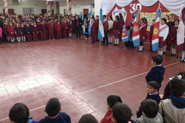 El colegio Mariano Moreno festejoacute  sus 30 antildeos de vida institucional