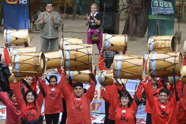 Los bombos latieron primero a traveacutes de Radio Panorama