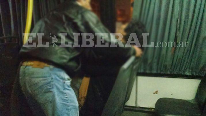 El raacutepido accionar de un colectivo salvoacute la vida de una pasajera