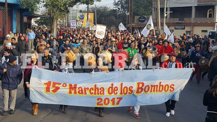 La gobernadora se sumoacute a la Marcha de Los Bombos