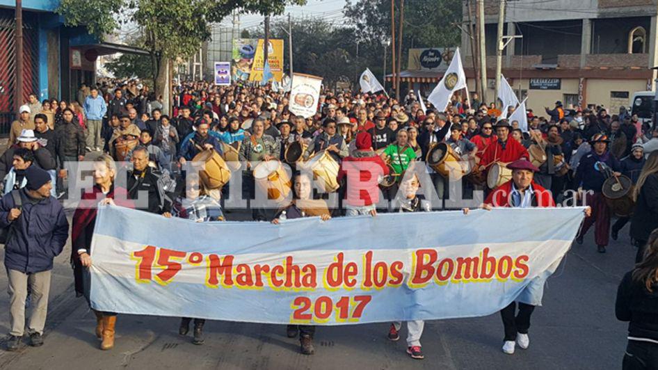 La gobernadora se sumoacute a la Marcha de Los Bombos
