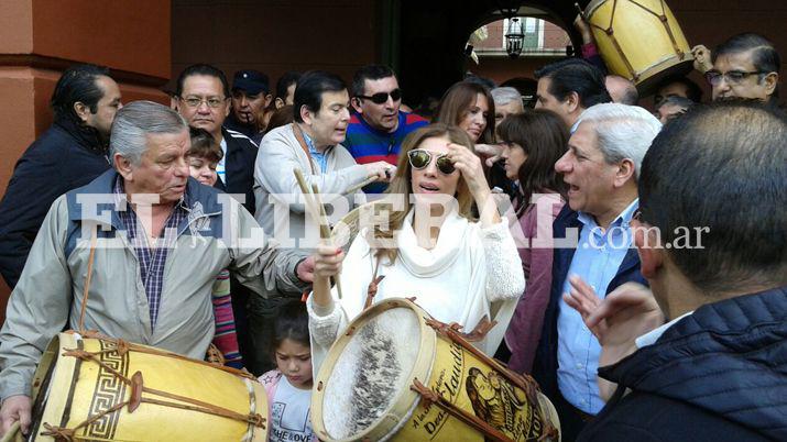 La gobernadora se sumoacute a la Marcha de Los Bombos