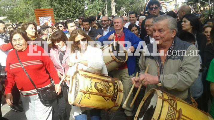 La gobernadora se sumoacute a la Marcha de Los Bombos