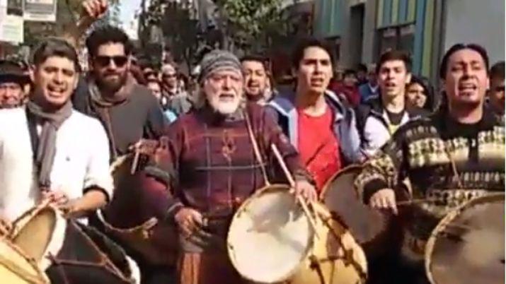 Juan Saavedra y Claudio Acosta cantaron la Chacarera del cardenal