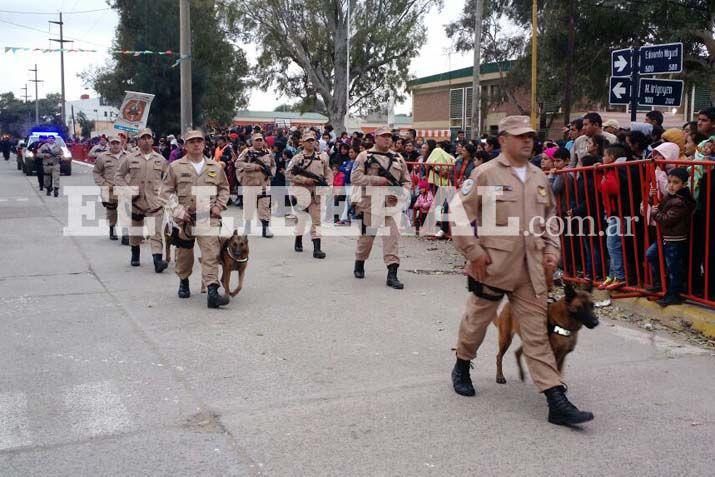 Las fuerzas de seguridad desfilaron en el acto