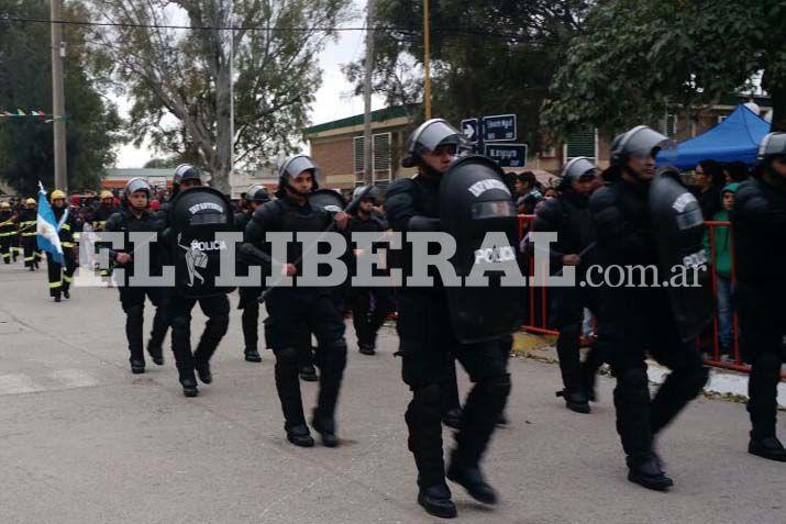 Las fuerzas de seguridad desfilaron en el acto