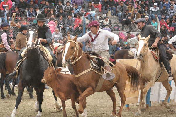 Tropillas y agrupaciones gauchas de todo el paiacutes participan del Festival de Jineteada y Folclore