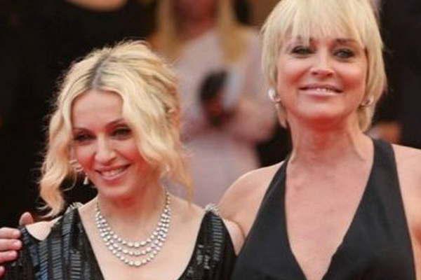 Sharon Stone le contestoacute a Madonna tras revelarse una carta en la que la llama a ella y a Whitney horriblemente mediocres 