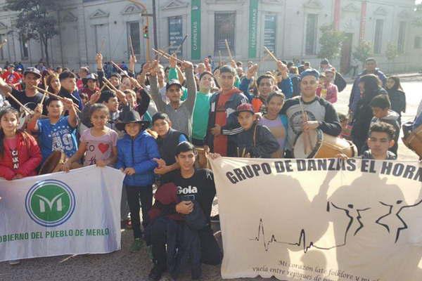 Turistas del mundo hicieron latir sus bombos en suelo santiaguentildeo