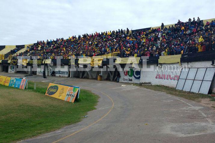 Los hinchas del Auri se convocaron en el estadio