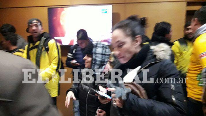 Ernestina Pais y Divina Gloria acompañando a los jugadores en el festejo