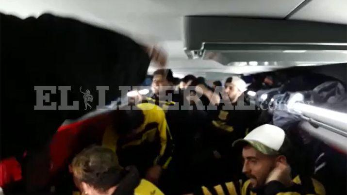 VIDEO El festejo iacutentimo de los jugadores de Mitre en el micro