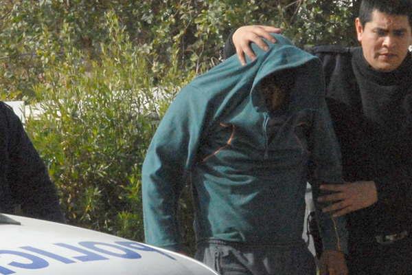 Llegoacute borracho golpeoacute a su pareja y quiso ahorcarla con una pesada cadena