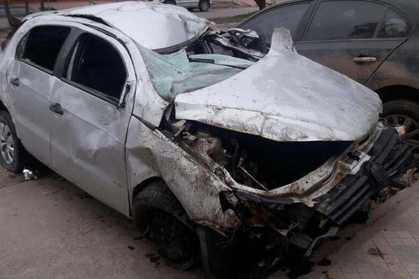 Viajaron desde Tucumaacuten a El Bobadal volcaron cuando iban al boliche y el chofer murioacute