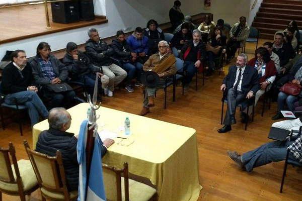 El ministro Daives se reunioacute con comunidades campesinas del interior 