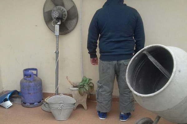 Roboacute en dos lugares y fue descubierto cuando paseaba con el botiacuten a su casa