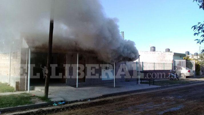 Incendio sorprende a vecinos del barrio Fonavi 4
