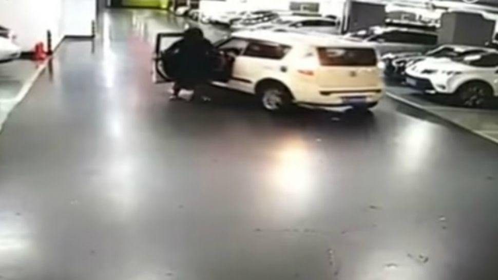 Video- Mujer intenta estacionar y termina atropellada por su propio auto