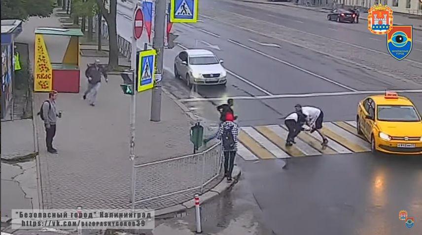 Impactante- Se baja del taxi golpea a una chica y un fortachoacuten le dioacute su merecido