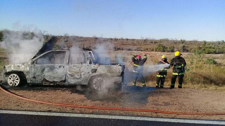 Una camioneta en la que viajaban turistas se incendioacute en la Ruta 9