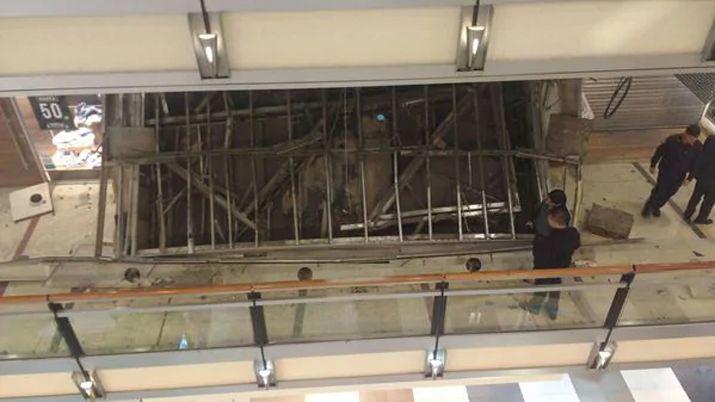Se vino abajo parte del techo del Abasto Shopping