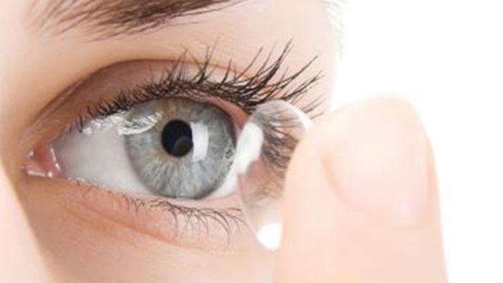 Fue a operarse de cataratas y le hallaron 27 lentes de contacto