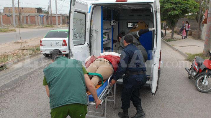 Derrapoacute la motocicleta en la que viajaba junto a su hijo de 4 antildeos