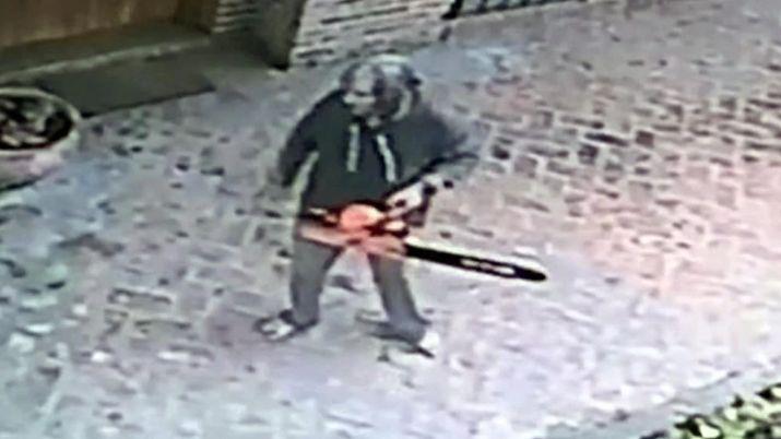 Volvioacute el loco de la motosierra y dice que es embajador de Polonia