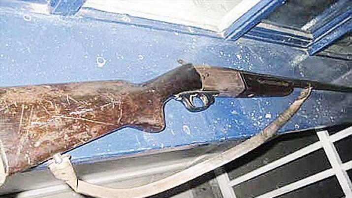 Investigan la muerte de un joven que se disparoacute en el pecho