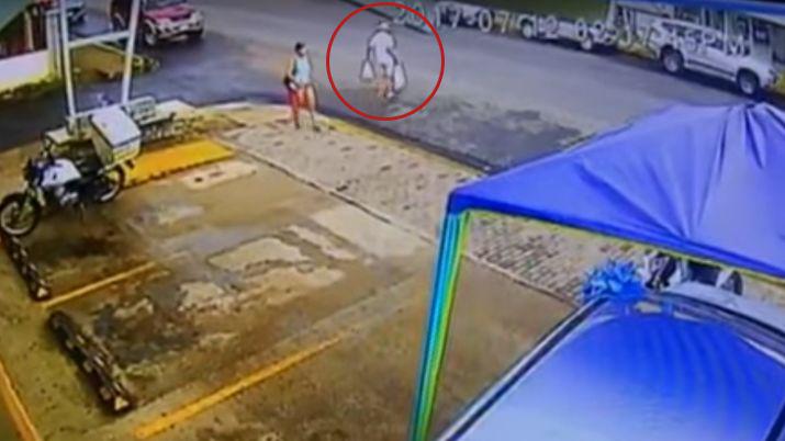 VIDEO Un abuelo murioacute al ser chocado por una moto haciendo Willy