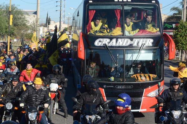 Despueacutes de la hazantildea en Mendoza el Aurinegro retornoacute a Santiago