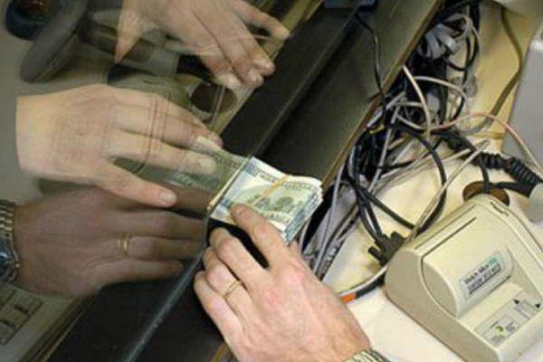 Seguacuten reveloacute una encuesta la clase media elige al doacutelar y los plazos fijos para invertir