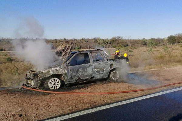 Una camioneta de turistas fue totalmente destruida por las llamas en la ruta 9 al sur
