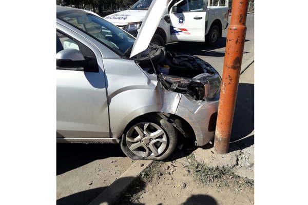 Perdioacute el control de su auto y se estrelloacute contra un poste 
