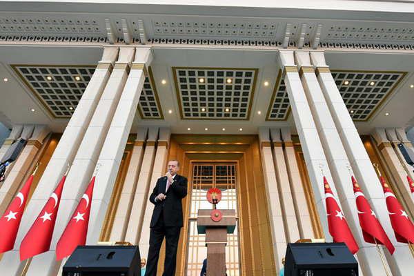 El Parlamento prorrogoacute el estado de emergencia  en Turquiacutea a un antildeo del fallido intento de golpe