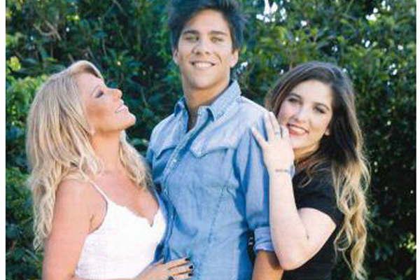 Reina Reech reeditoacute el infantiacutel Colores El Regreso con sus hijOs Juana y Bautista en el escenario