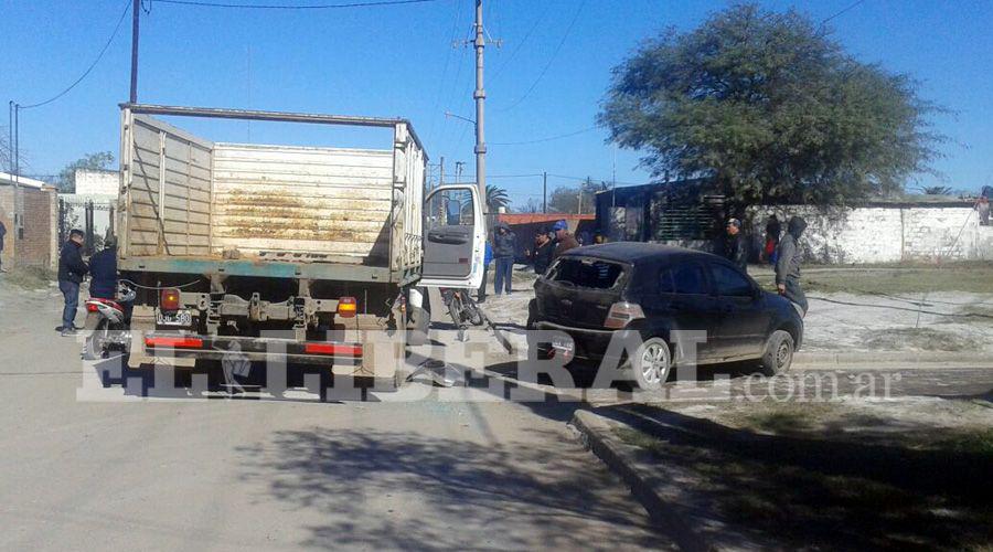 Choque entre un camioacuten y un auto alteroacute la calma en Antildeatuya