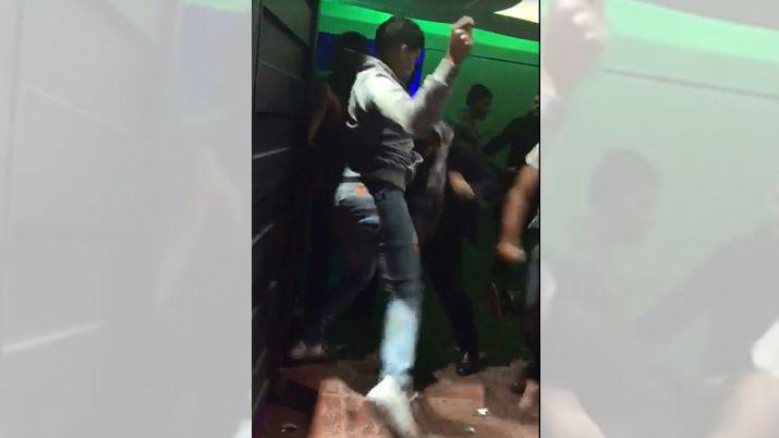 Viralizan el video de una pelea en la puerta de un boliche