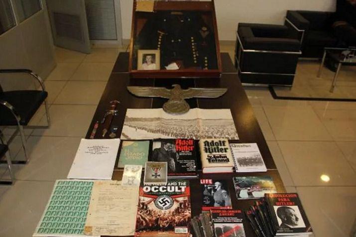 Las autoridades de seguridad incautaron numerosos objetos nazis fusiles y granadas