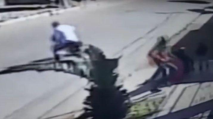 De no creer- motochorros armados asaltaron a dos nenas