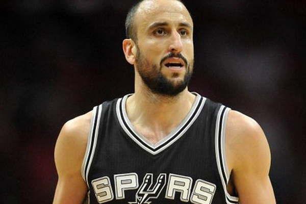 Manu jugaraacute un antildeo  maacutes en San Antonio Spurs 