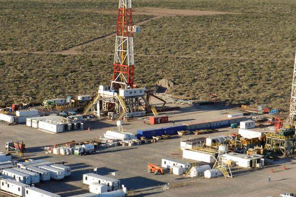 Cuatro petroleras invertiraacuten 1150 millones de doacutelares para producir gas en Vaca Muerta